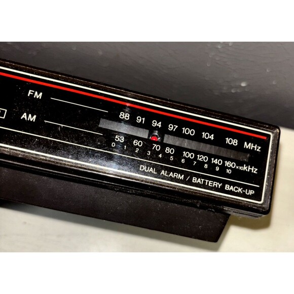Vintage Sanyo RM-6400 AM/FM Digital Dual Alarm Radio Clock - Picture 5 of 5